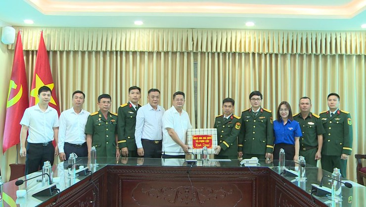 Phúc Lộc thăm, tặng quà động viên chiến sỹ mới tại Trung đoàn Bộ binh cơ giới 102- Ảnh 1.