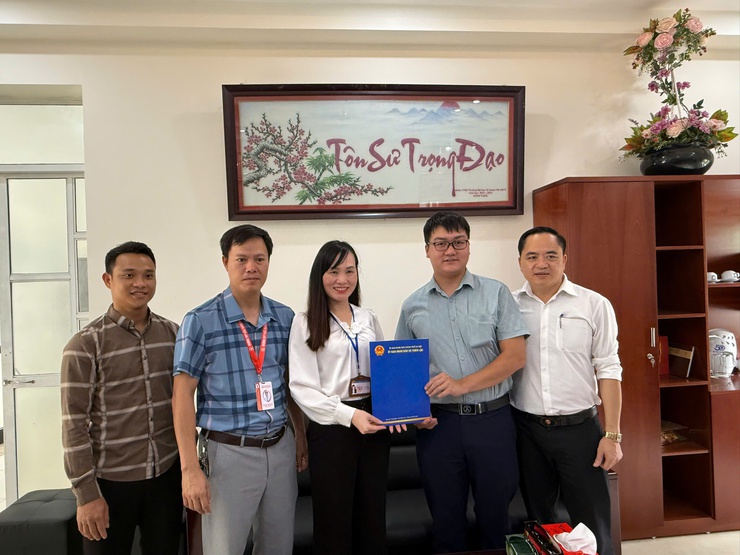Xã Thiên Lộc tổ chức Đoàn đi kiểm tra cơ sở vật chất và tặng quà động viên 3 điểm thi tốt nghiệp THPT năm 2026 trên địa bàn xã.- Ảnh 5.