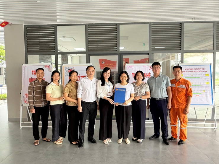 Xã Thiên Lộc tổ chức Đoàn đi kiểm tra cơ sở vật chất và tặng quà động viên 3 điểm thi tốt nghiệp THPT năm 2026 trên địa bàn xã.- Ảnh 1.