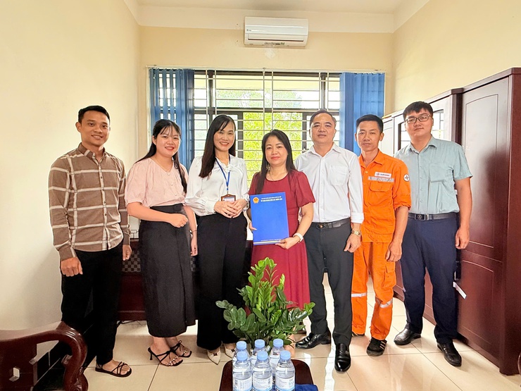 Xã Thiên Lộc tổ chức Đoàn đi kiểm tra cơ sở vật chất và tặng quà động viên 3 điểm thi tốt nghiệp THPT năm 2026 trên địa bàn xã.- Ảnh 6.
