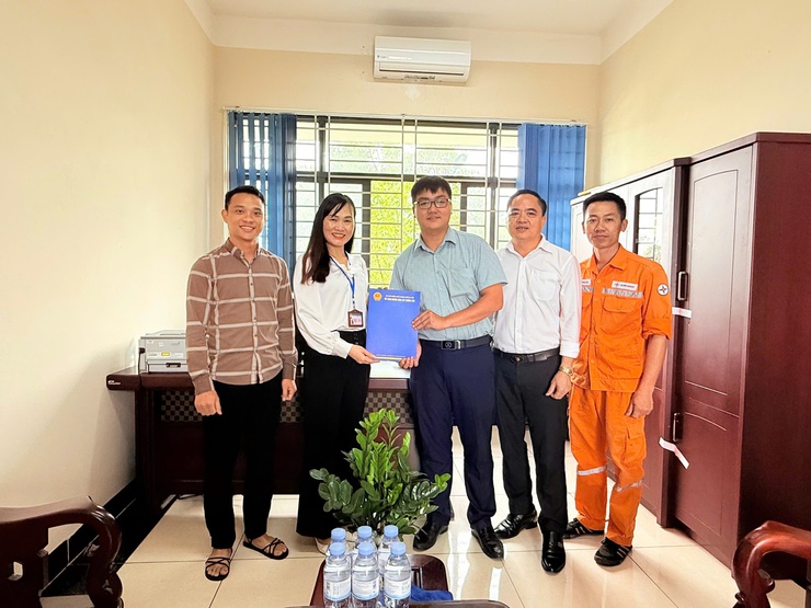 Xã Thiên Lộc tổ chức Đoàn đi kiểm tra cơ sở vật chất và tặng quà động viên 3 điểm thi tốt nghiệp THPT năm 2026 trên địa bàn xã.- Ảnh 3.
