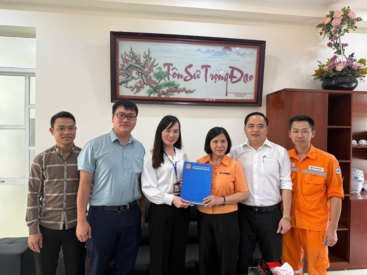 Xã Thiên Lộc tổ chức Đoàn đi kiểm tra cơ sở vật chất và tặng quà động viên 3 điểm thi tốt nghiệp THPT năm 2026 trên địa bàn xã.- Ảnh 4.