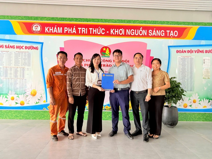 Xã Thiên Lộc tổ chức Đoàn đi kiểm tra cơ sở vật chất và tặng quà động viên 3 điểm thi tốt nghiệp THPT năm 2026 trên địa bàn xã.- Ảnh 2.