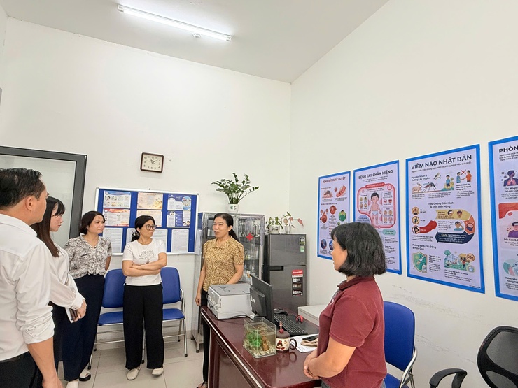 Xã Thiên Lộc tổ chức Đoàn đi kiểm tra cơ sở vật chất và tặng quà động viên 3 điểm thi tốt nghiệp THPT năm 2026 trên địa bàn xã.- Ảnh 9.