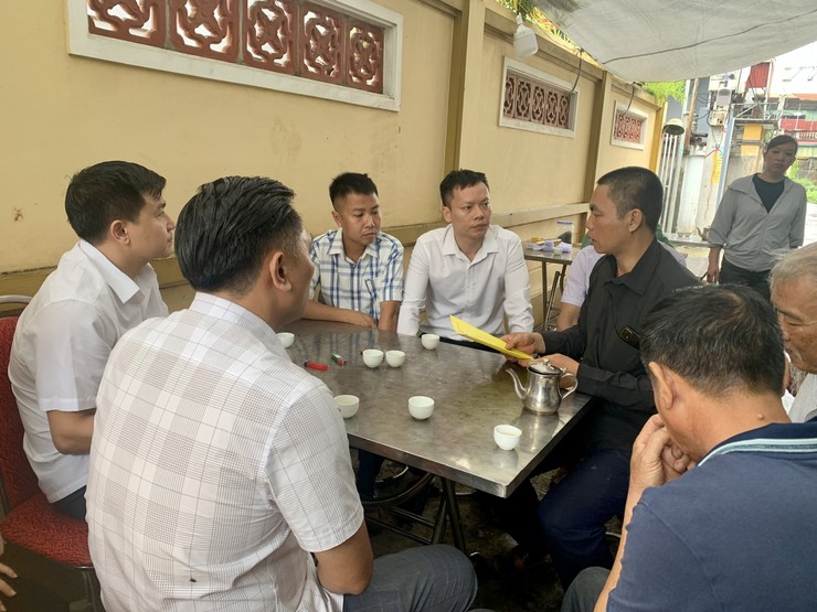 Các đồng chí lãnh đạo xã thăm hỏi, động viên và chia buồn cùng gia đình em học sinh có hoàn cảnh đặc biệt khó khăn không may qua đời- Ảnh 1.