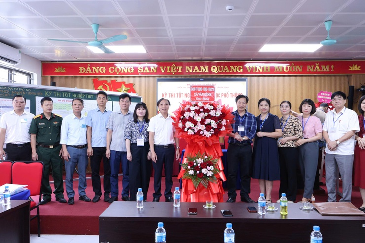 CÁC ĐỒNG CHÍ  LÃNH ĐẠO ĐẢNG ỦY – UBND, BAN CHỈ ĐẠO THI XÃ VÂN ĐÌNH KIỂM TRA, ĐỘNG VIÊN HỘI ĐỒNG THI TỐT NGHIỆP THPT NĂM 2026- Ảnh 2.