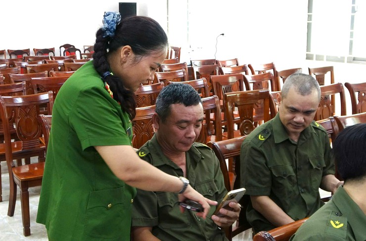 Công an xã Bát Tràng tập huấn, cập nhật kiến thức pháp luật và kỹ năng xử lý tình huống thực tiễn cho toàn thể lực lượng tham gia bảo vệ ANTT trên địa bàn xã năm 2026- Ảnh 2.