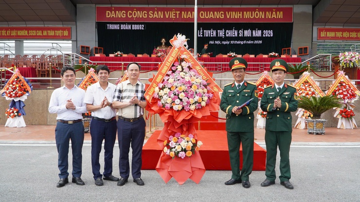 Xã Phú Xuyên tổ chức các đoàn thăm, động viên, tặng quà chiến sĩ mới năm 2026- Ảnh 1.
