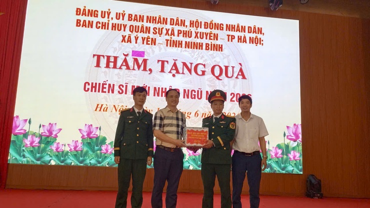 Xã Phú Xuyên tổ chức các đoàn thăm, động viên, tặng quà chiến sĩ mới năm 2026- Ảnh 6.
