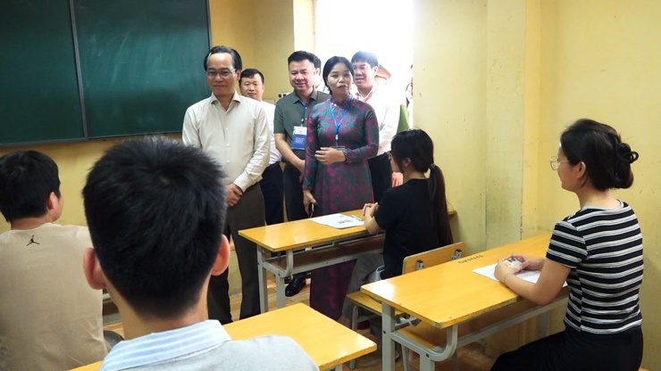 BỘ TRƯỞNG Bộ GD&ĐT HOÀNG MINH SƠN KIỂM TRA CÔNG TÁC TỔ CHỨC THI TỐT NGHIỆP THPT NĂM 2026 TẠI TRƯỜNG THPT NGUYỄN DU- Ảnh 3.