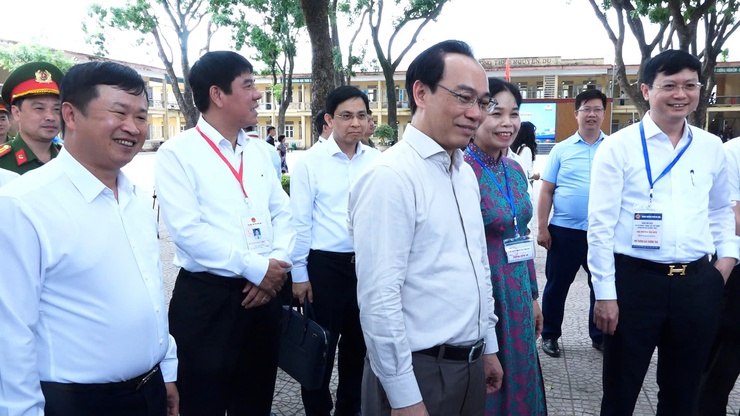 BỘ TRƯỞNG Bộ GD&ĐT HOÀNG MINH SƠN KIỂM TRA CÔNG TÁC TỔ CHỨC THI TỐT NGHIỆP THPT NĂM 2026 TẠI TRƯỜNG THPT NGUYỄN DU- Ảnh 1.