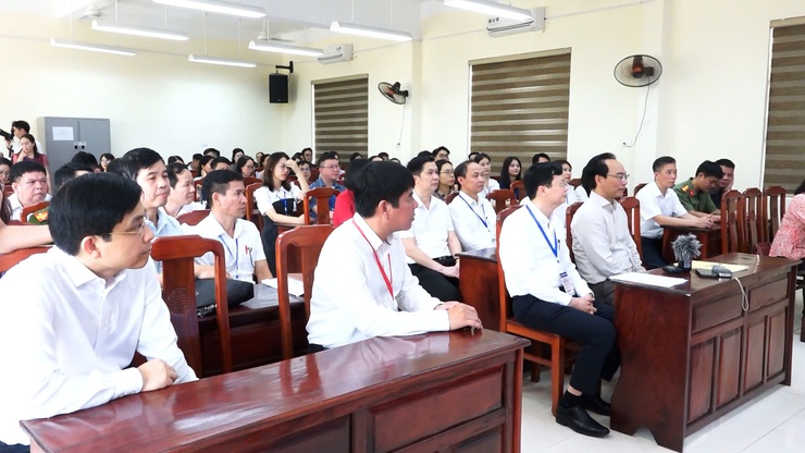 BỘ TRƯỞNG Bộ GD&ĐT HOÀNG MINH SƠN KIỂM TRA CÔNG TÁC TỔ CHỨC THI TỐT NGHIỆP THPT NĂM 2026 TẠI TRƯỜNG THPT NGUYỄN DU- Ảnh 7.