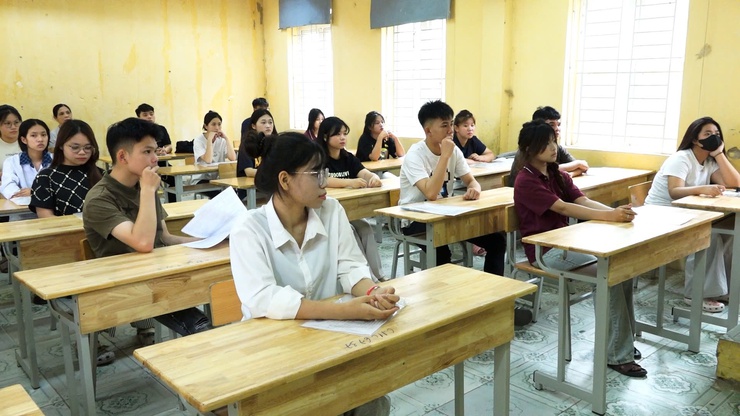 BỘ TRƯỞNG Bộ GD&ĐT HOÀNG MINH SƠN KIỂM TRA CÔNG TÁC TỔ CHỨC THI TỐT NGHIỆP THPT NĂM 2026 TẠI TRƯỜNG THPT NGUYỄN DU- Ảnh 5.