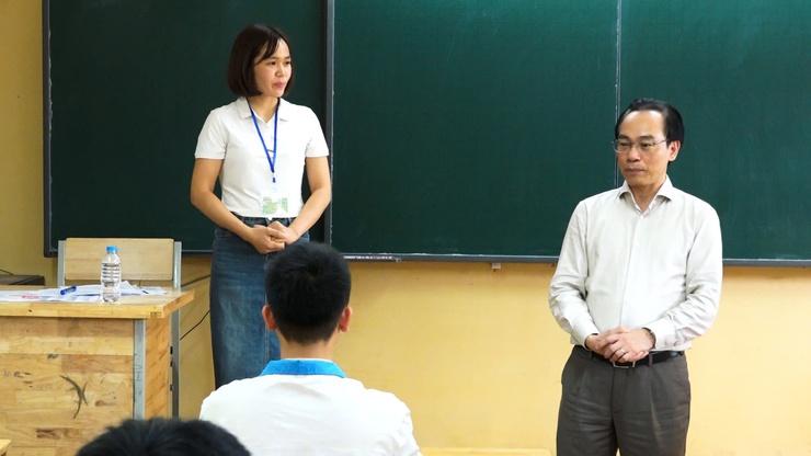 BỘ TRƯỞNG Bộ GD&ĐT HOÀNG MINH SƠN KIỂM TRA CÔNG TÁC TỔ CHỨC THI TỐT NGHIỆP THPT NĂM 2026 TẠI TRƯỜNG THPT NGUYỄN DU- Ảnh 4.