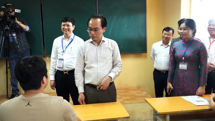 BỘ TRƯỞNG Bộ GD&ĐT HOÀNG MINH SƠN KIỂM TRA CÔNG TÁC TỔ CHỨC THI TỐT NGHIỆP THPT NĂM 2026 TẠI TRƯỜNG THPT NGUYỄN DU- Ảnh 2.