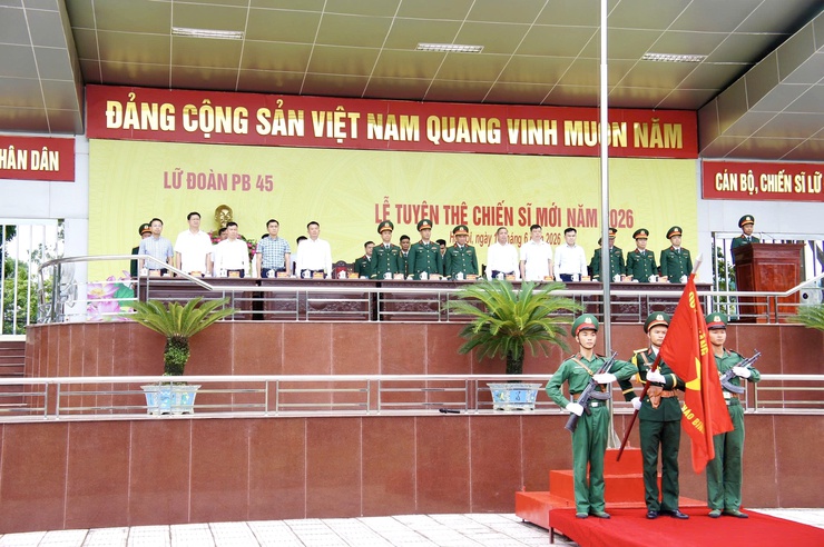 Lãnh đạo Phường Phú Thượng dự lễ tuyên thệ chiến sĩ mới năm 2026 tại Lữ đoàn Pháo binh 45 thuộc Bộ Tư lệnh Pháo binh - Tên lửa- Ảnh 1.