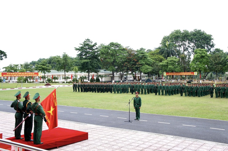 Lãnh đạo Phường Phú Thượng dự lễ tuyên thệ chiến sĩ mới năm 2026 tại Lữ đoàn Pháo binh 45 thuộc Bộ Tư lệnh Pháo binh - Tên lửa- Ảnh 3.