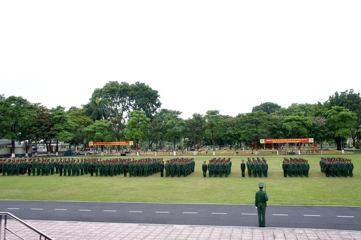 Lãnh đạo Phường Phú Thượng dự lễ tuyên thệ chiến sĩ mới năm 2026 tại Lữ đoàn Pháo binh 45 thuộc Bộ Tư lệnh Pháo binh - Tên lửa- Ảnh 2.