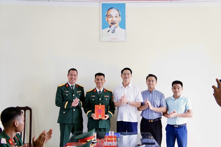 Lãnh đạo Phường Phú Thượng dự lễ tuyên thệ chiến sĩ mới năm 2026 tại Lữ đoàn Pháo binh 45 thuộc Bộ Tư lệnh Pháo binh - Tên lửa- Ảnh 9.