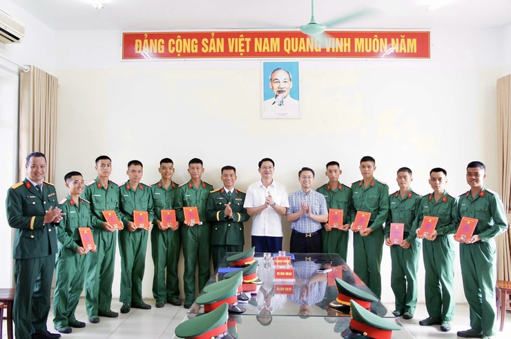 Lãnh đạo Phường Phú Thượng dự lễ tuyên thệ chiến sĩ mới năm 2026 tại Lữ đoàn Pháo binh 45 thuộc Bộ Tư lệnh Pháo binh - Tên lửa- Ảnh 10.