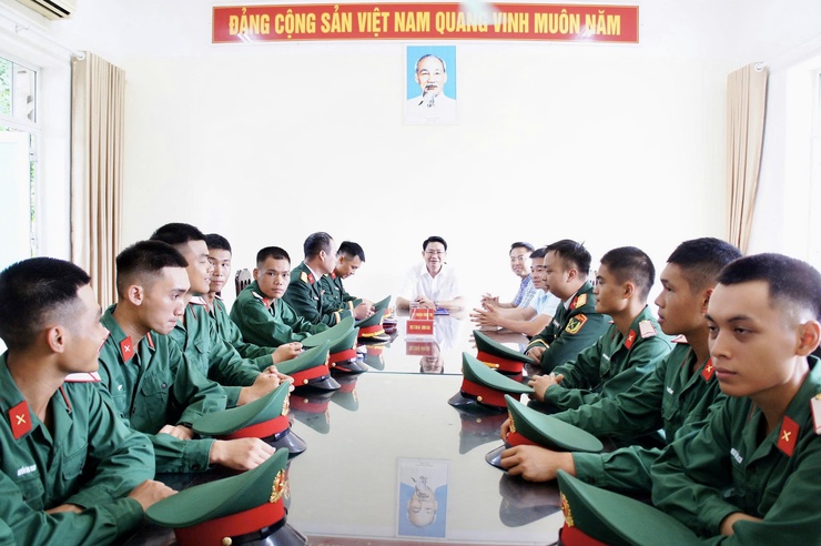 Lãnh đạo Phường Phú Thượng dự lễ tuyên thệ chiến sĩ mới năm 2026 tại Lữ đoàn Pháo binh 45 thuộc Bộ Tư lệnh Pháo binh - Tên lửa- Ảnh 5.