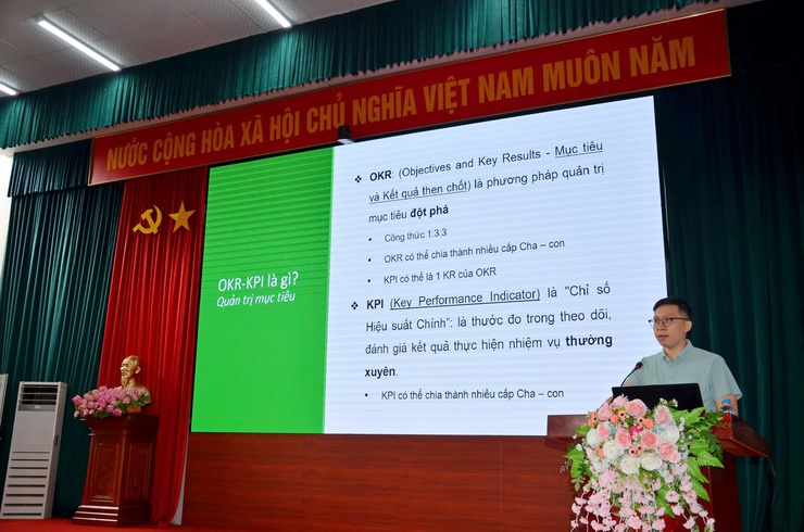 Phường Tùng Thiện tập huấn hệ thống quản trị thực thi nhiệm vụ và đánh giá cán bộ theo OKR/KPI trên nền tảng Hanoiwork- Ảnh 2.