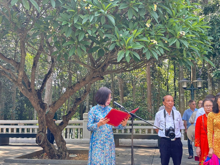 PHƯỜNG GIẢNG VÕ TỔ CHỨC LỄ BÁO CÔNG DÂNG BÁC CHO CÁN BỘ CƠ SỞ NHÂN DỊP SƠ KẾT 01 NĂM THỰC HIỆN MÔ HÌNH CHÍNH QUYỀN ĐỊA PHƯƠNG HAI CẤP- Ảnh 2.