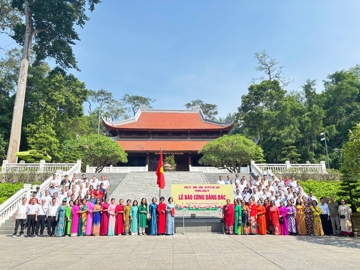 PHƯỜNG GIẢNG VÕ TỔ CHỨC LỄ BÁO CÔNG DÂNG BÁC CHO CÁN BỘ CƠ SỞ NHÂN DỊP SƠ KẾT 01 NĂM THỰC HIỆN MÔ HÌNH CHÍNH QUYỀN ĐỊA PHƯƠNG HAI CẤP- Ảnh 1.