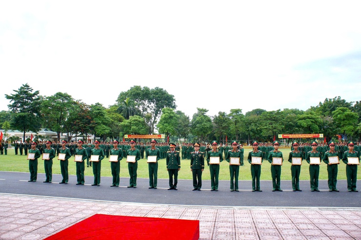 Lãnh đạo Phường Phú Thượng dự lễ tuyên thệ chiến sĩ mới năm 2026 tại Lữ đoàn Pháo binh 45 thuộc Bộ Tư lệnh Pháo binh - Tên lửa- Ảnh 4.