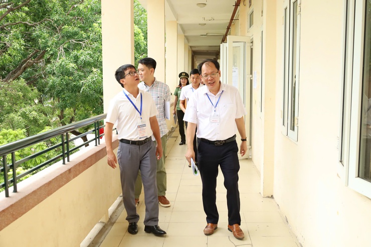 Phường Tùng Thiện kiểm tra công tác chuẩn bị kỳ thi tốt nghiệp THPT năm 2026- Ảnh 2.
