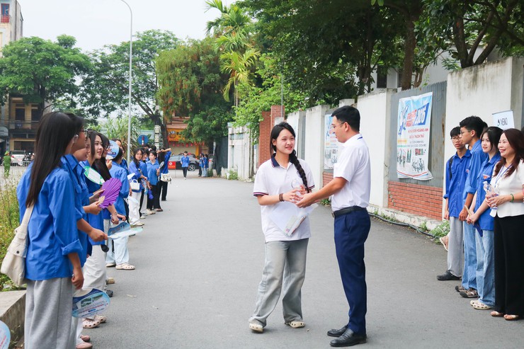 HƠN 1.680 THÍ SINH XÃ QUỐC OAI TỰ TIN BƯỚC VÀO NGÀY THI ĐẦU TIÊN KỲ THI TỐT NGHIỆP THPT NĂM 2026- Ảnh 1.
