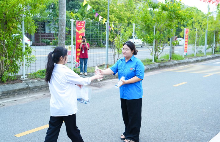 HƠN 1.680 THÍ SINH XÃ QUỐC OAI TỰ TIN BƯỚC VÀO NGÀY THI ĐẦU TIÊN KỲ THI TỐT NGHIỆP THPT NĂM 2026- Ảnh 12.