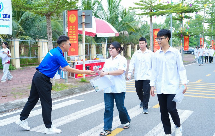 HƠN 1.680 THÍ SINH XÃ QUỐC OAI TỰ TIN BƯỚC VÀO NGÀY THI ĐẦU TIÊN KỲ THI TỐT NGHIỆP THPT NĂM 2026- Ảnh 16.