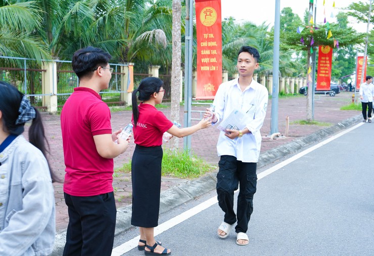 HƠN 1.680 THÍ SINH XÃ QUỐC OAI TỰ TIN BƯỚC VÀO NGÀY THI ĐẦU TIÊN KỲ THI TỐT NGHIỆP THPT NĂM 2026- Ảnh 21.