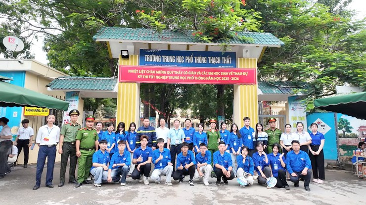 THẠCH THẤT: HƠN 100 TÌNH NGUYỆN VIÊN ĐỒNG HÀNH CÙNG THÍ SINH TRONG NGÀY THI ĐẦU TIÊN- Ảnh 6.