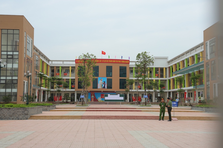 Ngày đầu tiên của kỳ thi tốt nghiệp THPT năm 2026 tại điểm thi trường THCS Trung Hòa, xã Phú Nghĩa diễn ra an toàn- Ảnh 1.