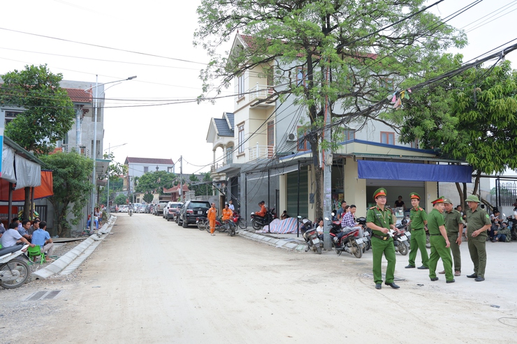 Ngày đầu tiên của kỳ thi tốt nghiệp THPT năm 2026 tại điểm thi trường THCS Trung Hòa, xã Phú Nghĩa diễn ra an toàn- Ảnh 15.