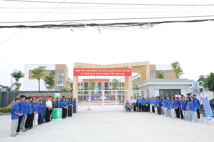 Ngày đầu tiên của kỳ thi tốt nghiệp THPT năm 2026 tại điểm thi trường THCS Trung Hòa, xã Phú Nghĩa diễn ra an toàn- Ảnh 2.