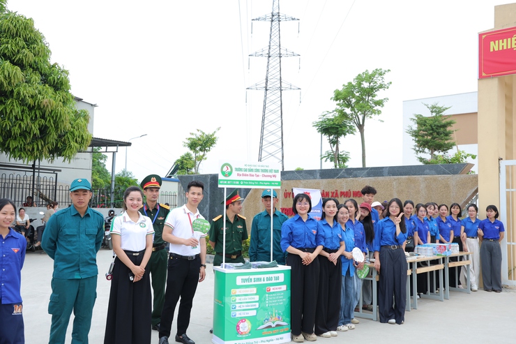 Ngày đầu tiên của kỳ thi tốt nghiệp THPT năm 2026 tại điểm thi trường THCS Trung Hòa, xã Phú Nghĩa diễn ra an toàn- Ảnh 3.