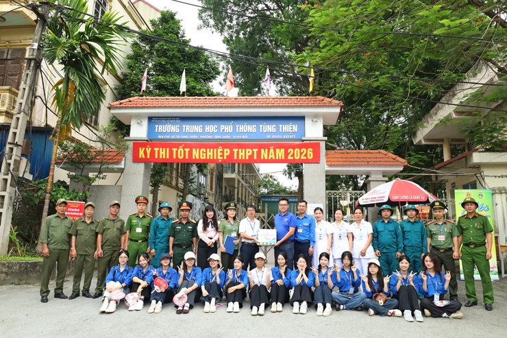 Lãnh đạo phường Tùng Thiện kiểm tra công tác tổ chức kỳ thi tốt nghiệp THPT năm 2026, động viên lực lượng " Tiếp sức mùa thi "- Ảnh 1.