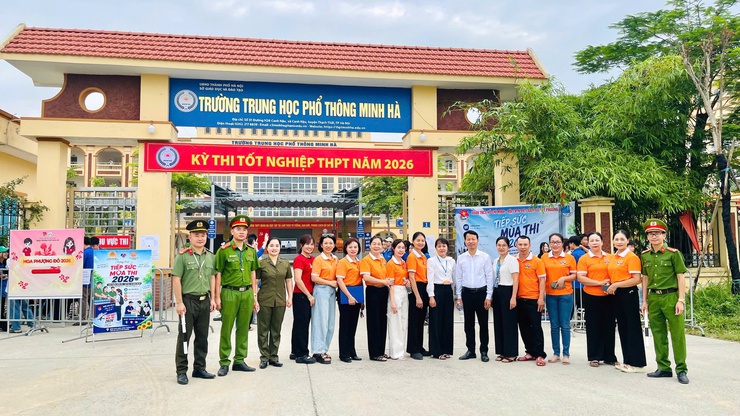 Ấm áp chương trình” Suất cơm tình nguyện – tiếp sức mùa thi” tại Điểm thi Trường THPT Minh Hà- Ảnh 1.