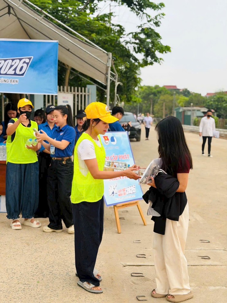 THÍ SINH XÃ PHÚC THỌ HOÀN THÀNH MÔN THI ĐẦU TIÊN KỲ THI TỐT NGHIỆP THPT NĂM 2026- Ảnh 6.