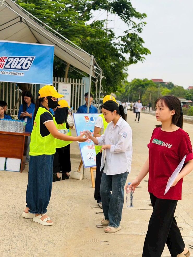 THÍ SINH XÃ PHÚC THỌ HOÀN THÀNH MÔN THI ĐẦU TIÊN KỲ THI TỐT NGHIỆP THPT NĂM 2026- Ảnh 4.