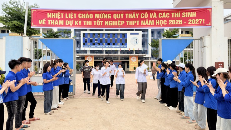THÍ SINH XÃ PHÚC THỌ HOÀN THÀNH MÔN THI ĐẦU TIÊN KỲ THI TỐT NGHIỆP THPT NĂM 2026- Ảnh 3.