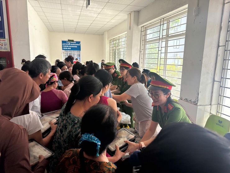 Lan tỏa yêu thương – Trao tặng 200 suất cơm miễn phí cho bệnh nhân tại Bệnh viện Đa khoa Quốc Oai- Ảnh 1.