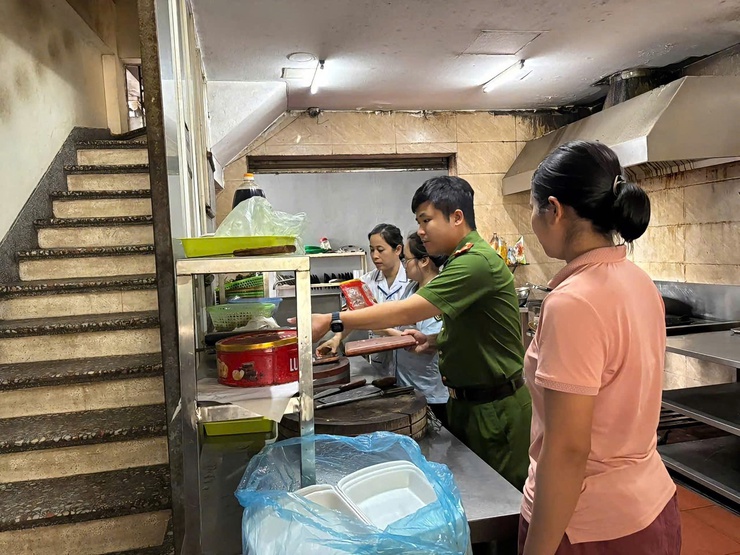 TĂNG CƯỜNG KIỂM TRA, CHẤN CHỈNH CÔNG TÁC BẢO ĐẢM AN TOÀN THỰC PHẨM TRÊN ĐỊA BÀN XÃ QUANG MINH- Ảnh 3.