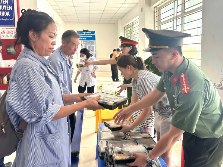 Lan tỏa yêu thương – Trao tặng 200 suất cơm miễn phí cho bệnh nhân tại Bệnh viện Đa khoa Quốc Oai- Ảnh 2.