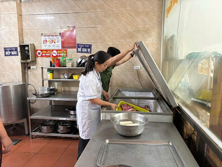 TĂNG CƯỜNG KIỂM TRA, CHẤN CHỈNH CÔNG TÁC BẢO ĐẢM AN TOÀN THỰC PHẨM TRÊN ĐỊA BÀN XÃ QUANG MINH- Ảnh 2.