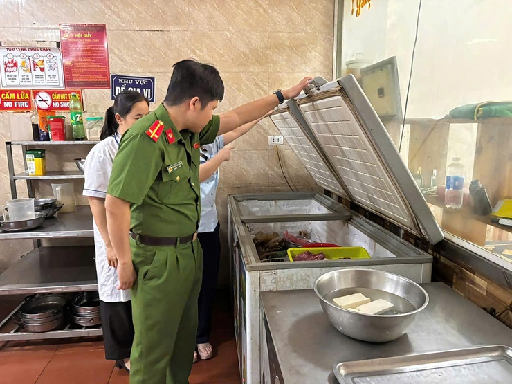 TĂNG CƯỜNG KIỂM TRA, CHẤN CHỈNH CÔNG TÁC BẢO ĐẢM AN TOÀN THỰC PHẨM TRÊN ĐỊA BÀN XÃ QUANG MINH- Ảnh 1.