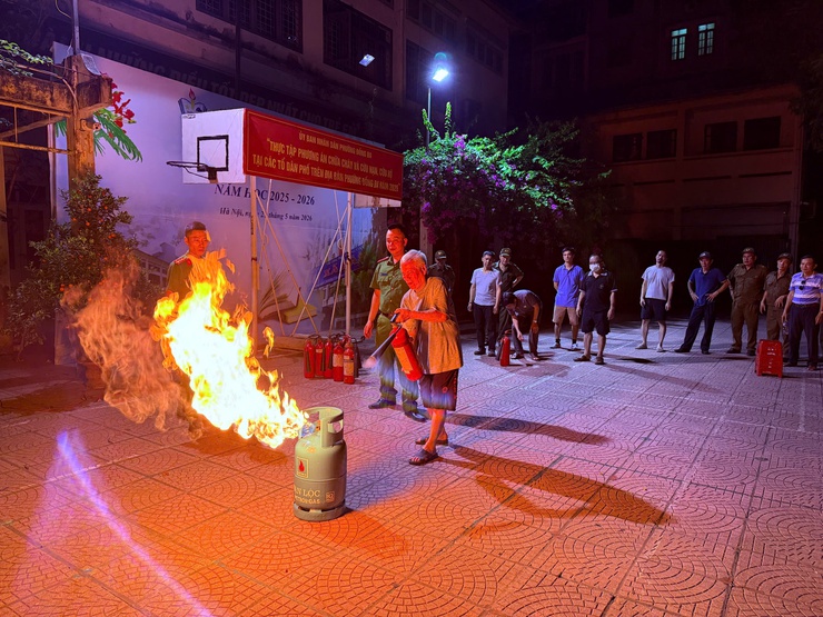 Tuyên truyền kiến thức, kỹ năng phòng cháy chữa cháy (PCCC) tại các khu dân cư, tổ dân phố trên địa bàn phường Đống Đa.- Ảnh 4.